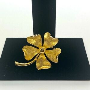Sarah Coventry 5 Petal Flower/dogwood leaf
Pin Brooch Brushed Gold
Toned Signed